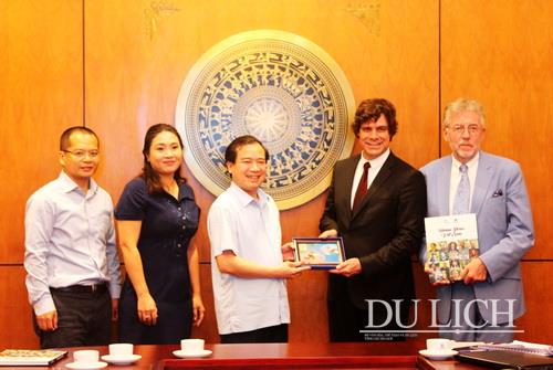 Phó Tổng cục trưởng TCDL Hà Văn Siêu tăng quà lưu niệm cho Chủ tịch và Giám đốc Công ty Bloom Consulting